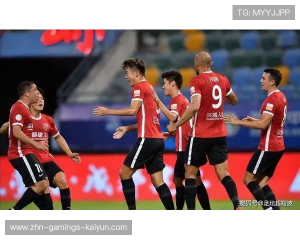 成都蓉城攻势如潮,禁区内局面一度混乱 成都蓉城攻势如潮,禁区内局面一度混乱