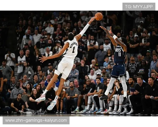 马刺防守端两次封盖震撼画面 马刺防守端两次封盖震撼画面